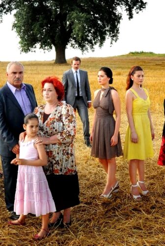 مسلسل الاوراق المتساقطة الحلقة 1 مترجم